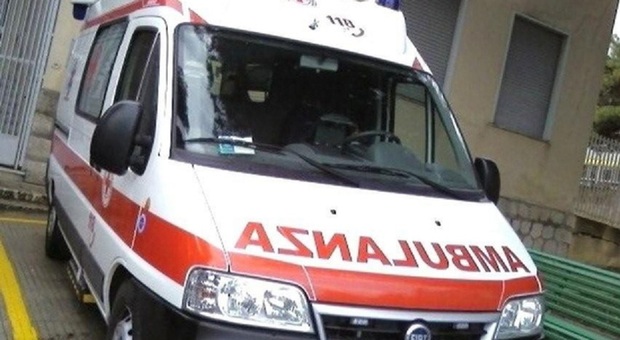https://statics.cedscdn.it/photos/MED/2026/05/19/9541848_19173400_ambulanza_bimbo.jpg