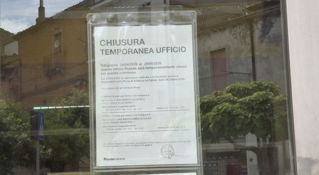 Dopo l'assalto al bancomat, il piccolo paese è senza sportello da un mese. Il sindaco: «Abbandonati dalle Poste»