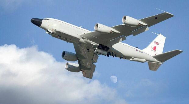 https://statics.cedscdn.it/photos/MED/2026/05/20/9544291_20194811_aereo_spia_inglese_1.jpg