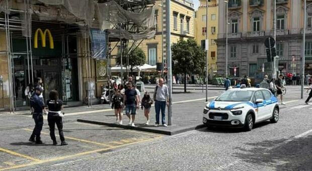 Accoltellato da coetaneo a Piazza Municipio, 14enne torna a casa: &laquo;I medici? Straordinari&raquo;