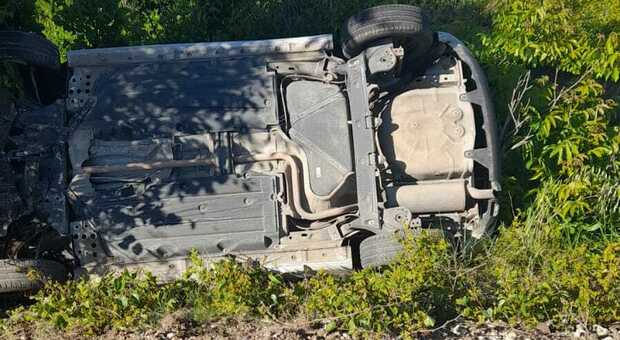 Con l'auto fuori strada, paura sulla statale 100