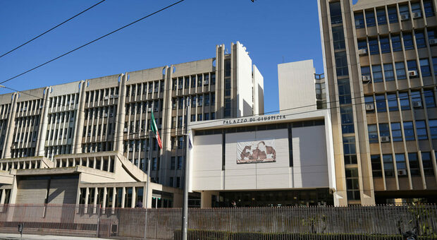 Chiedeva foto intime alla figlia (12enne) dell'ex compagna: professionista leccese a processo