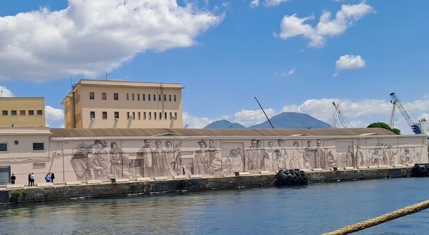 Napoli, inaugurato al porto il murale "In Sanguine Foedus": la storia dei migranti legata a New York