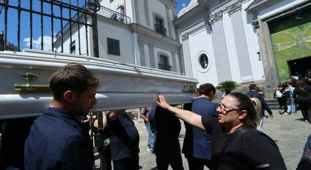 Adriano D'Orsi morto a 16 anni dopo aver mangiato un gelato a Casoria: dolore ai funerali a San Benedetto