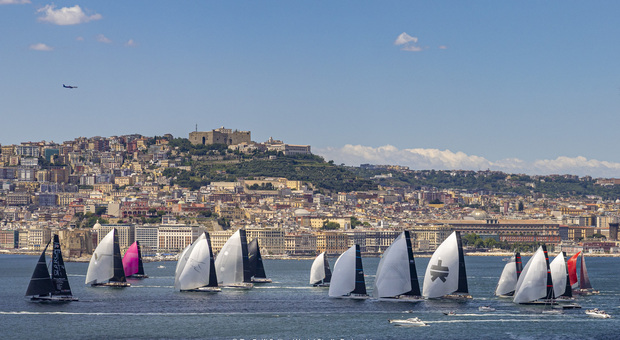 Le vele illuminano il golfo, via al Campionato del Mediterraneo Maxi