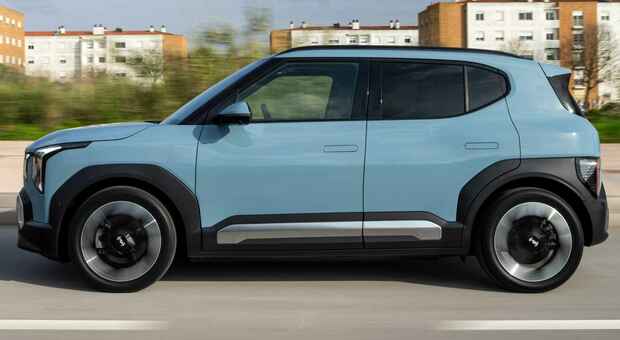 https://statics.cedscdn.it/photos/MED/2026/05/22/9548514_22171706_kia_ev2_base_line_frost_blue_dynamic_highres_011_bis.jpg