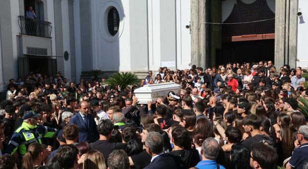 Casoria, funerali di Adriano D'Orsi: &laquo;Buon vento caro capitano&raquo;
