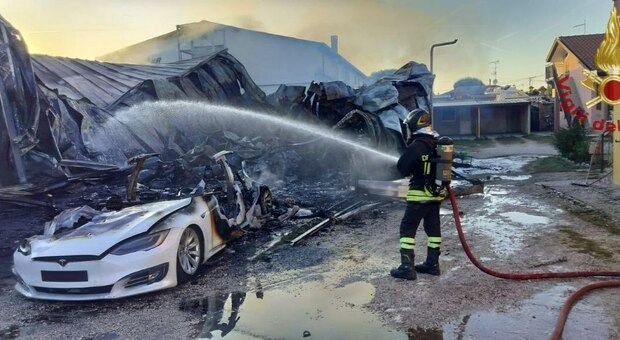 Incendio in officina, le fiamme raggiungono anche delle case: tra le auto distrutte anche una Tesla. Una persone portata in ospedale