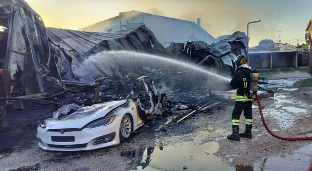 Incendio alla Scuderia Grandi: &laquo;Decisivo lo scoppio di una batteria a litio&raquo;. Distrutta anche una Tesla