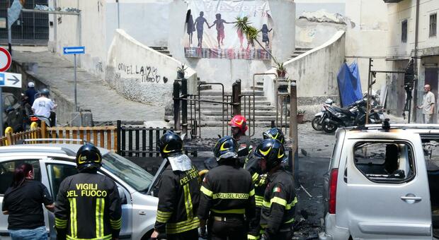 Incendio alla Sanit&agrave;, giostrine distrutte dalle fiamme, si batte la pista dolosa: pizzo sulla sosta