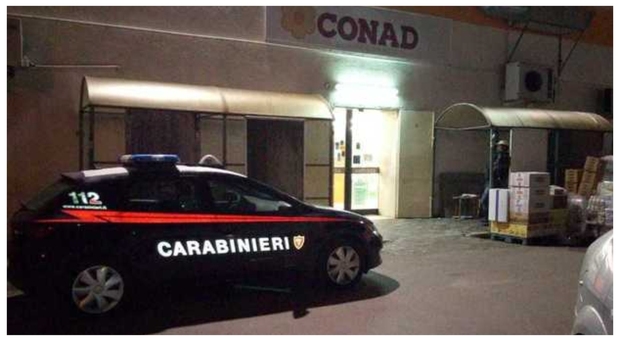 Salento, col bastone nel supermercato per una rapina: bloccato dal ragazzo dei carrelli