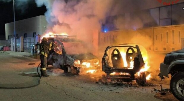 Notte di fuoco nel Salento: incendio davanti a un'officina, tre auto in fiamme