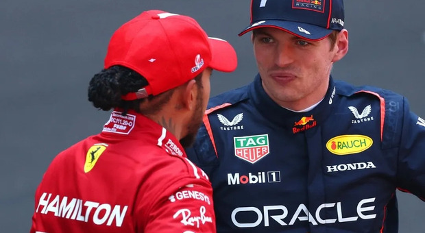 Lewis Hamilton parla con Max Verstappen