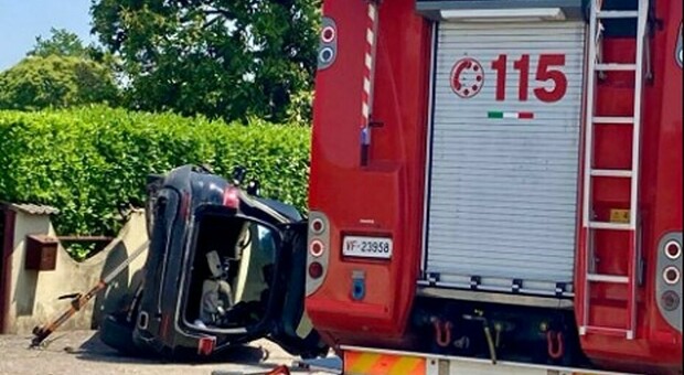Incidente frontale tra auto e minivan: due feriti gravi. Sono rimasti incastrati nel mezzo ribaltato