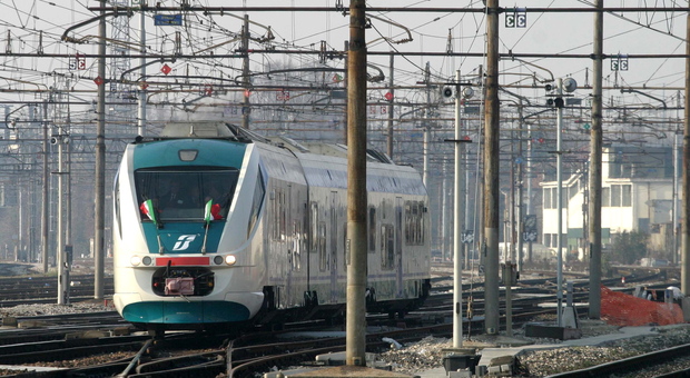 Treni, circolazione sospesa per persone lungo i binari: ritardi sulle linee Milano-Venezia e Venezia-Bologna