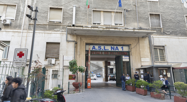 https://statics.cedscdn.it/photos/MED/2026/05/26/9555488_26094411_napoli_accoltellato.jpg
