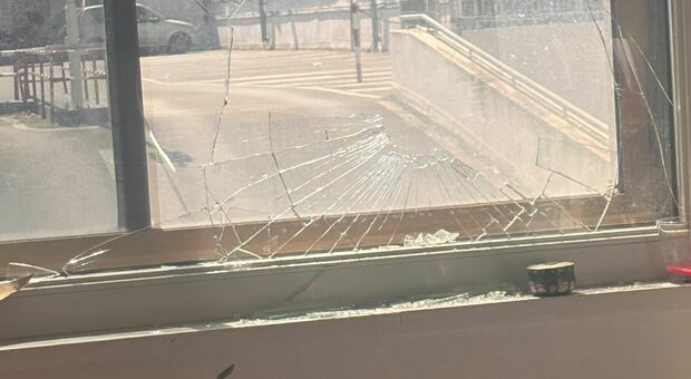 Giovanissimo aggredisce l'assistente sociale: paura negli uffici comunali