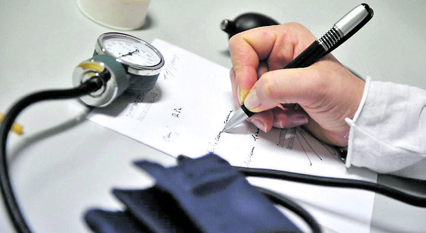 Medico di famiglia in pensione, non ci sono sostituti: 1.400 pazienti costretti a fare anche oltre 30 chilometri