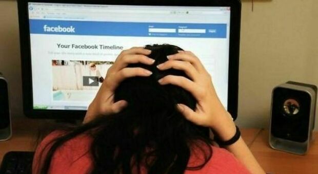 Ancona, si finge ragazzino (invece ha 31 anni) per carpire foto hard a una 12enne e ricattarla: &laquo;Ora le diffondo&raquo;