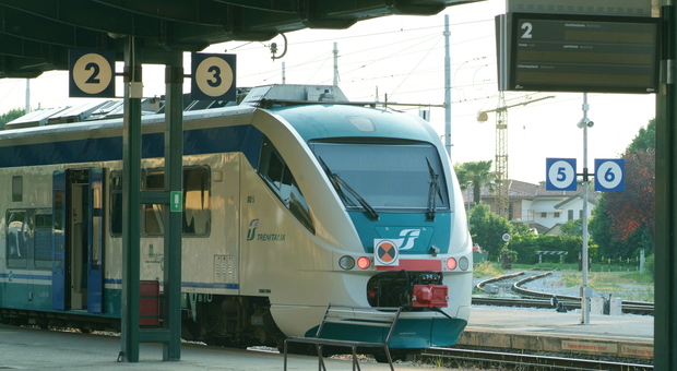 Treno travolge e uccide un 27enne mentre attraversa i binari con le cuffie