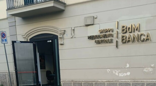 Furto in banca, zero bottino. I ladri scassinano le "roller cash" che la sera si svuotano automaticamente
