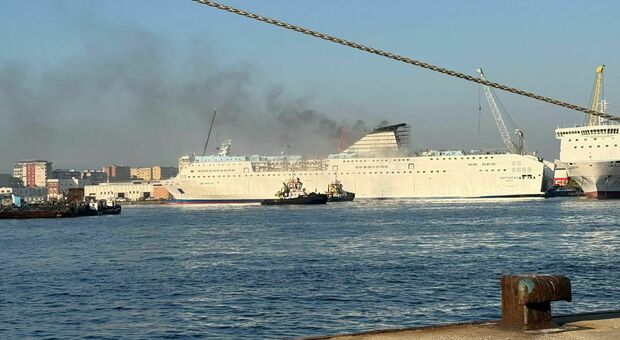 Incendio nel porto di Napoli, fiamme dal ponte di una nave: nessun ferito, operazioni di spegnimento in corso