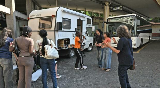 Zona rossa, i volontari con il camper: ​&laquo;Agganciati 500 giovani. Li lasciamo liberi di esprimersi, di tirare fuori il loro disagio&raquo;