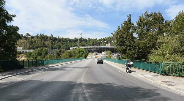 Vuole gettarsi dal ponte, salvato dai carabinieri ad Ascoli: l'allarme lanciato da un automobilista vicino allo stadio Del Duca