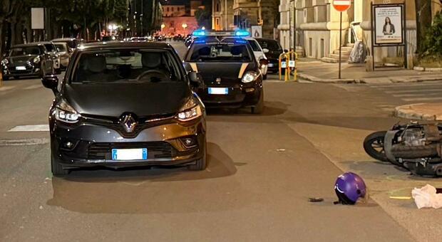 Incidente stradale in pieno centro, grave un ragazzo di 24 anni