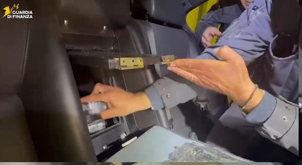In auto con 30 chili di cocaina (dal valore di 9 milioni di euro): arrestati in due