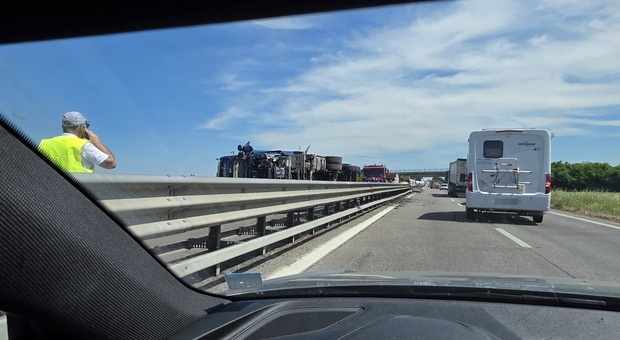 Incidente sulla Transpolesana, tir sbanda e vola sopra il guardrail finendo sull'altro lato della strada. Traffico in tilt