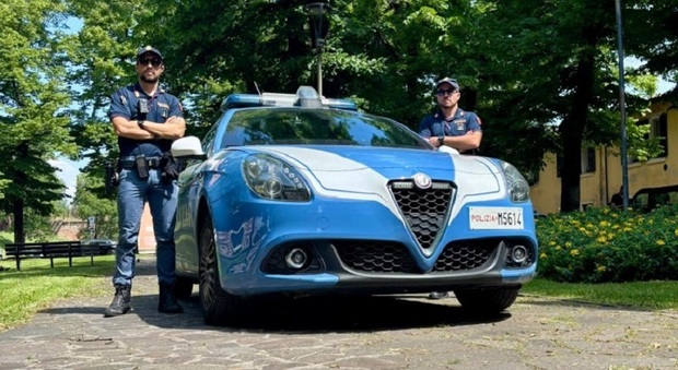 Aggredisce un uomo dopo la lite in condominio, poi si scaglia contro i poliziotti: 54enne arrestato