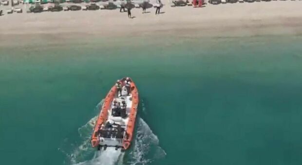 Vieste, simulazione d'incendio a Pugnochiuso: evacuati oltre 150 turisti via mare