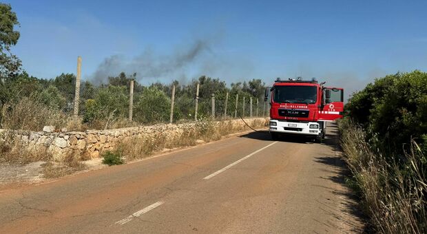Sud Salento nella morsa del fuoco: decine di incendi fin sulle spiagge, abitazioni evacuate