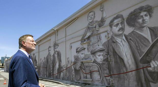 Murale, De Blasio al Porto. Le lacrime dell&rsquo;ex sindaco: &laquo;Qui ci sono le mie radici&raquo;