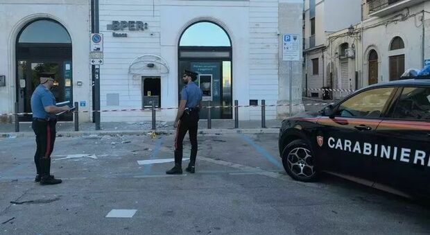 Una bomba per far esplodere un bancomat, ma i banditi fuggono a mani vuote