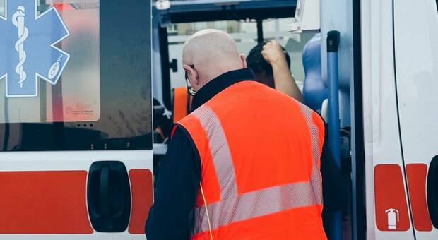 Chiedono i documenti, lui li aggredisce: calci, pugni e schiaffi agli agenti della Polizia locale. Denunciato un ambulante