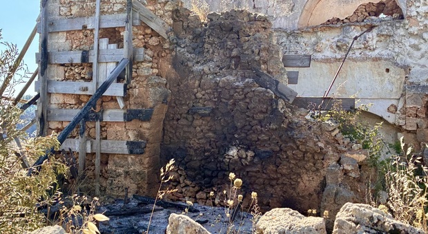 Salento, incendio di sterpaglie danneggia un'antica chiesetta di campagna