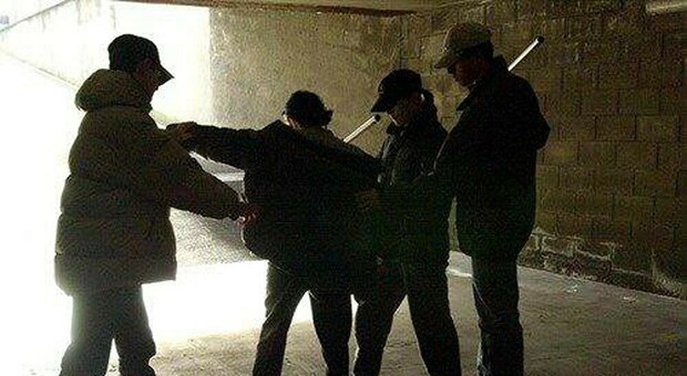 Rapinato dal branco che lo ha attirato in trappola: pensa di incontrare una ragazza, invece viene aggredito e derubato