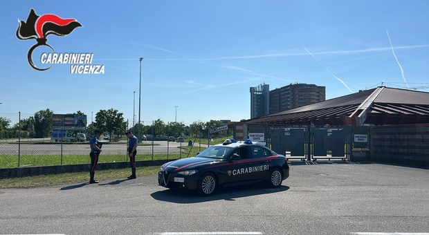 Trovato in strada in una pozza di sangue: &egrave; stato scaricato dai datori di lavoro dopo un infortunio in maneggio perch&eacute; impiegato a nero