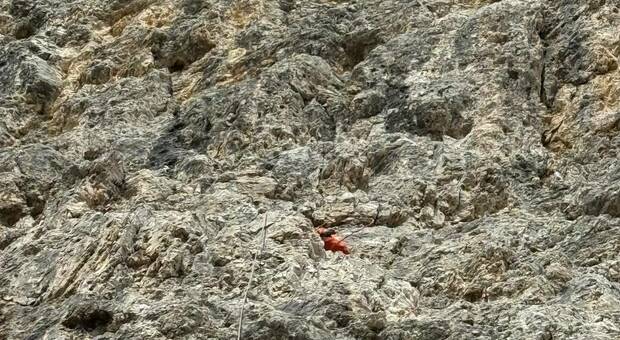 Climber cade dalla parete e si schianta sul Massiccio delle Pope: il 32enne muore sotto gli occhi del compagno di cordata