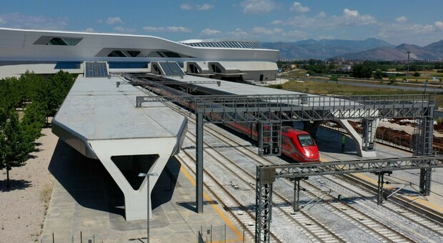 https://statics.cedscdn.it/photos/MED/2026/05/30/9564291_30182512_frecciarossa_napoli_afragola.jpg