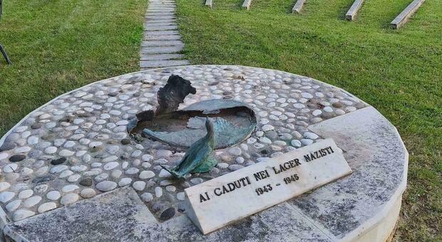 Monumento ai caduti in piazza rubato, dietro al furto ladri di rame. Il sindaco: &laquo;Inaccettabile, indagini in corso&raquo;