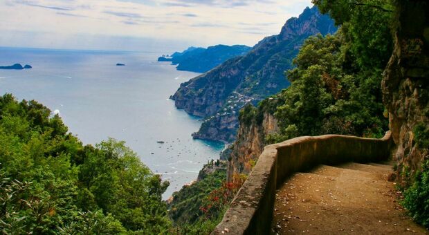 Agerola, cade per alcuni metri sul sentiero degli Dei: morta escursionista di 75 anni