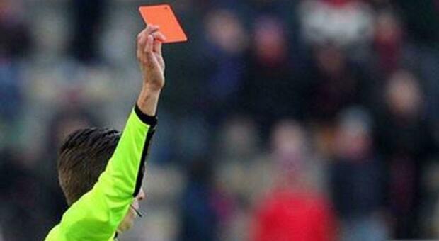 Giocatore under 14 sputa sul volto dell'arbitro durante la partita di calcio: squalifica di 2 anni e sei mesi