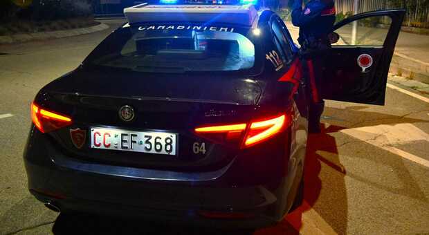 Accoltellato e picchiato dai ladri sorpresi a rubare in casa