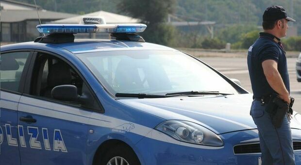 Auto in fuga investe due ragazzine a Ostia