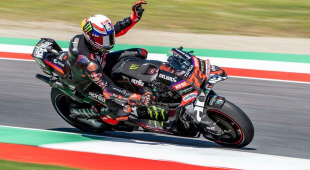 Marco Bezzecchi festeggia il giro record che gli ha consentito di prendere la pole position nel GP d'Italia al Mugello
