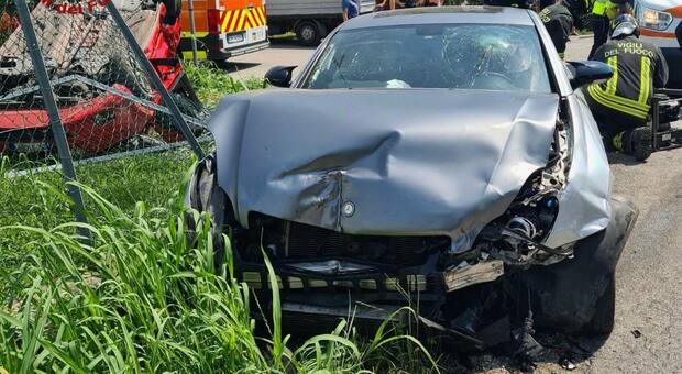 Incidente tra due auto: ferite cinque persone, una estratta dalle lamiere