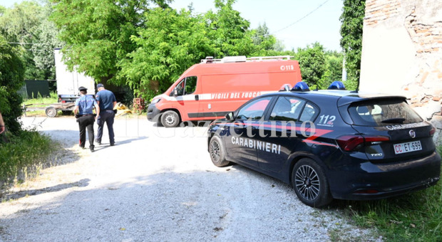 Donna accoltellata nel campo nomadi: aggressore in fuga. Ricercato con cani e droni
